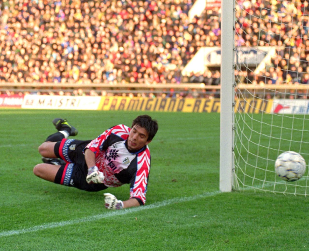 Su primera oportunidad con el primer equipo fue en 1995 contra el Milán y con tan solo 17 años, no recibió ningún gol en el encuentro.