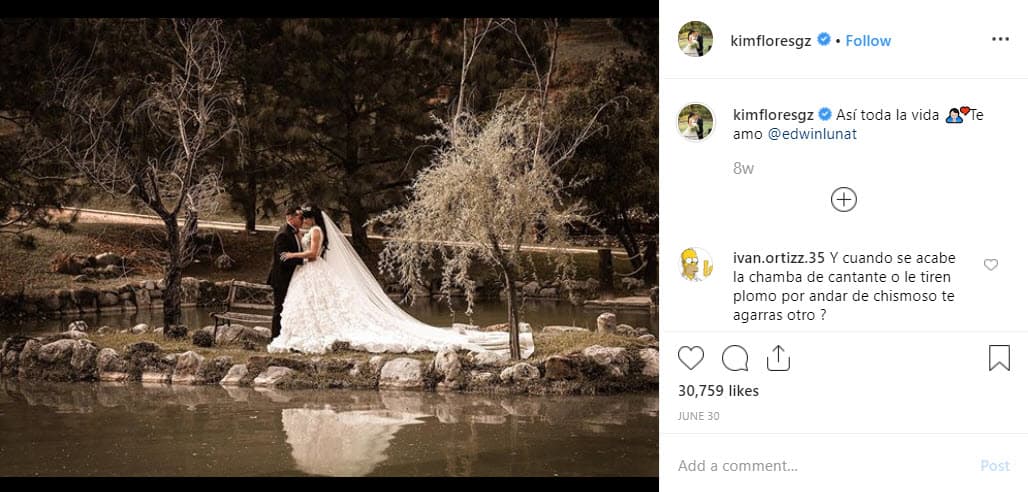 Kimberly Flores utilizó 
<a href="https://www.univision.com/shows/el-gordo-y-la-flaca/con-12-000-cristales-swarovski-kimberly-flores-porto-un-pesado-vestido-en-su-boda-con-edwin-luna-video">dos vestidos de novia</a> confeccionados por un diseñador de Monterrey.
<br>