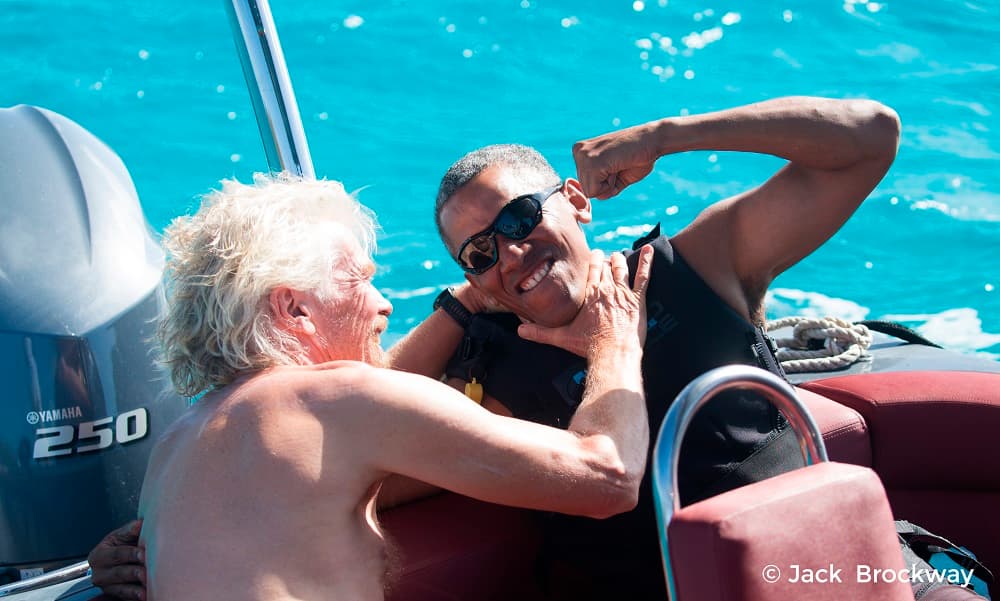 El empresario Richard Branson y Barack Obama bromean en un barco en la isla de Moskito.