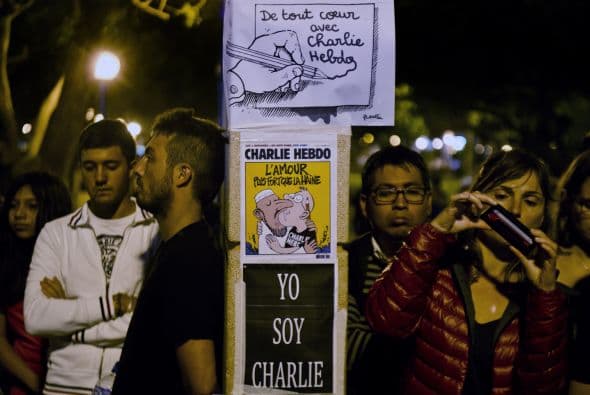 Los manifestantes de Lima colocaron imágenes de apoyo al semanario francés y también una de sus más famosos cartones.