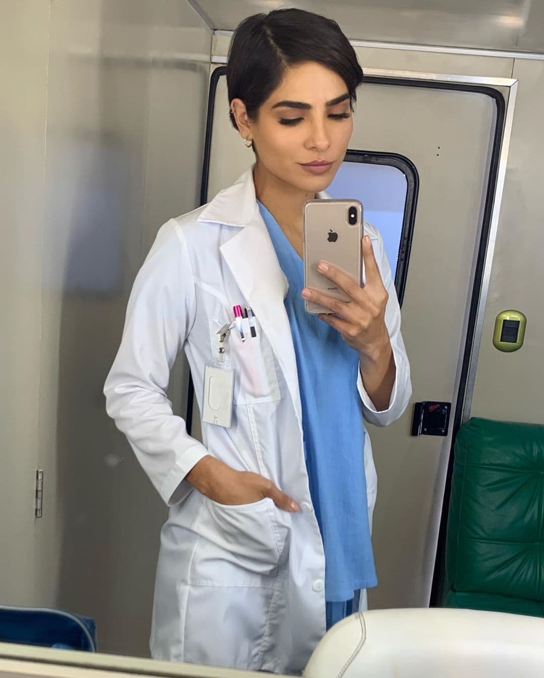 Alejandra Espinoza recientemente se realizó un 
<b><a href="https://www.univision.com/famosos/si-se-trata-de-cumplir-suenos-la-imagen-para-mi-es-lo-de-menos-alejandra-espinoza-sorprende-con-cambio-de-look-video">radical cambio de look</a></b> para interpretar a la Doctora Sonia en el remake de la telenovela Rubí.