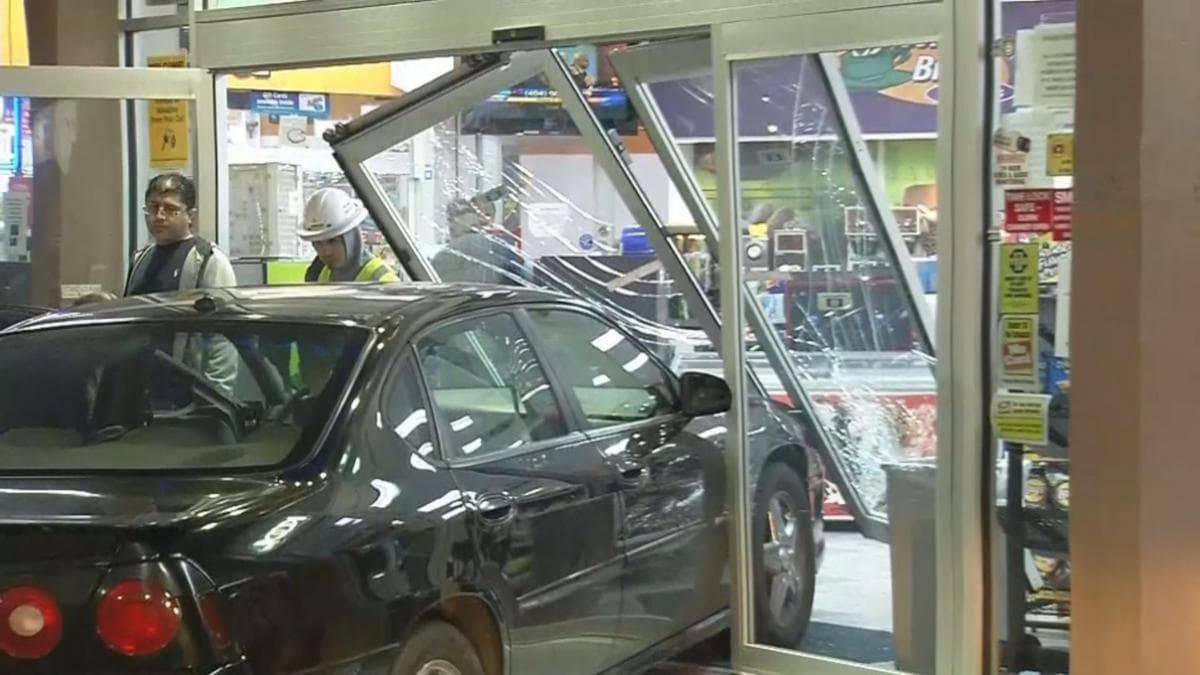 Policía: borracho se estrella contra tienda de Atlanta luego de que lo despertaran