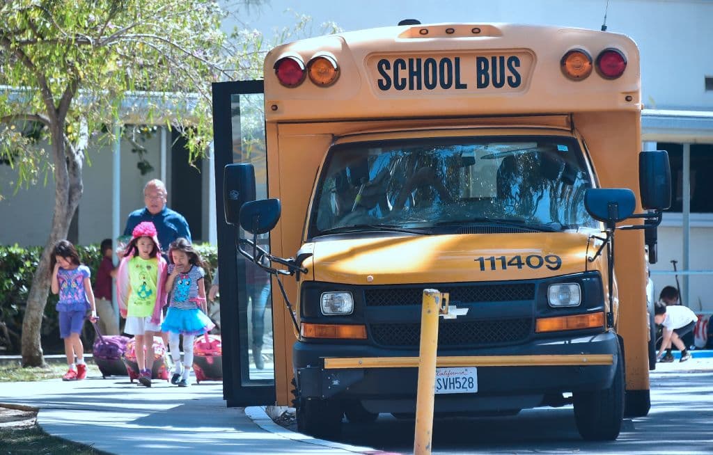 Amenaza de huelga de transportistas de buses escolares afectaría a cientos de niños hispanos en Long Island