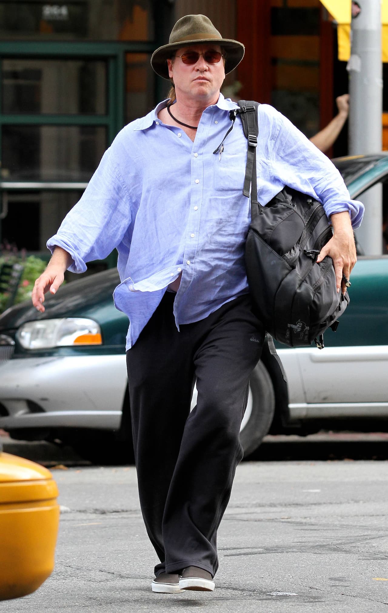 Con sobrepeso y ropa holgada.