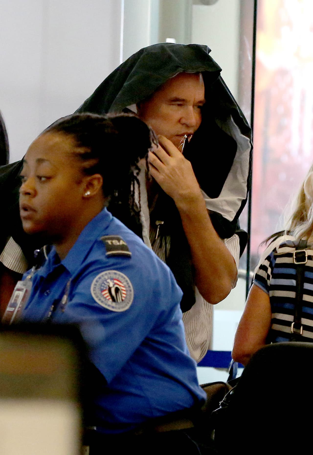 No dejó ver si tenía también algo en la garganta.