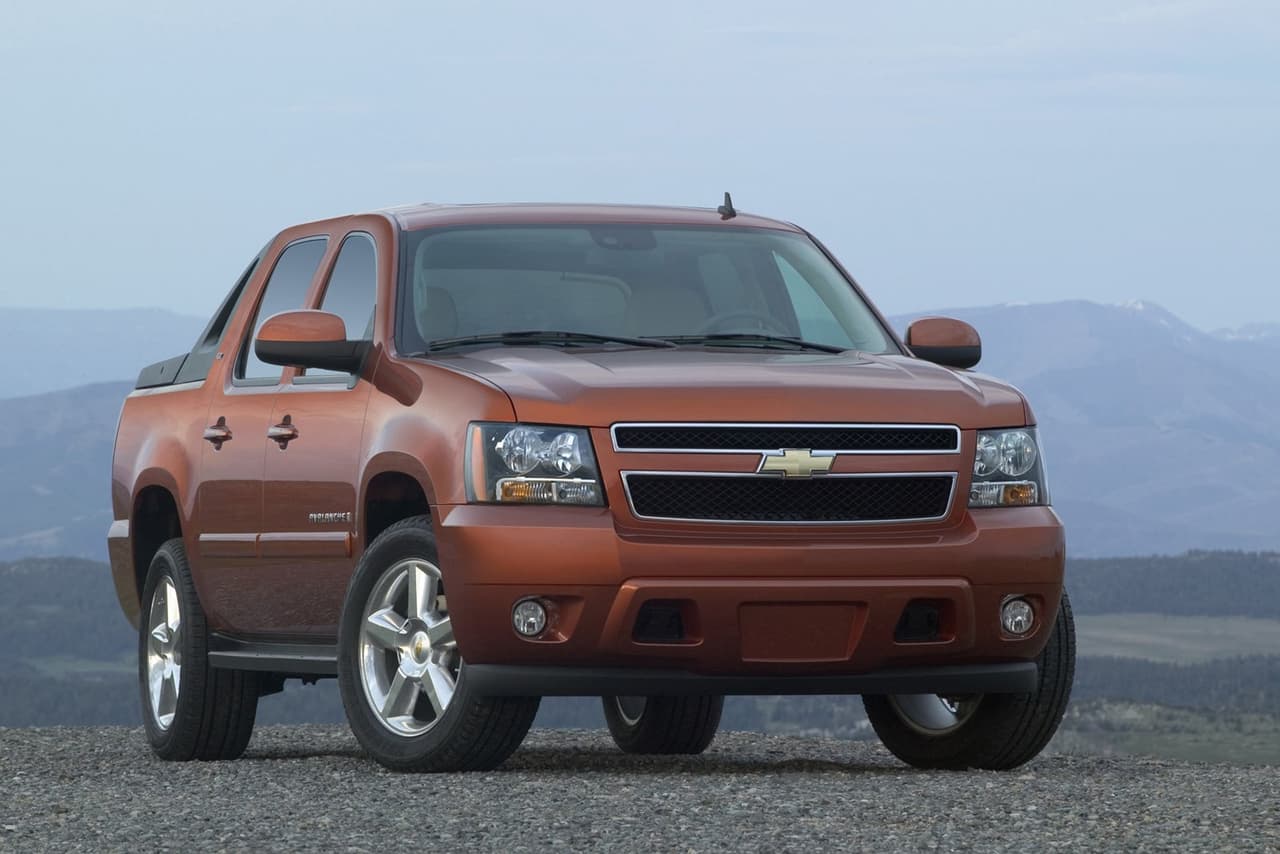 <h3 class="cms-H3-H3"><b>Chevrolet Avalanche</b></h3>
<br>
<br>Esta pick-up 4x4 tiene una motorización V8 de 5.3 litros SFI que desarrolla 310 caballos de potencia y 330 libras-pie de torque. Su transmisión es una automática de seis velocidades.
<br>
<br>
<b>Precio aproximado:</b> 13,000 dólares.