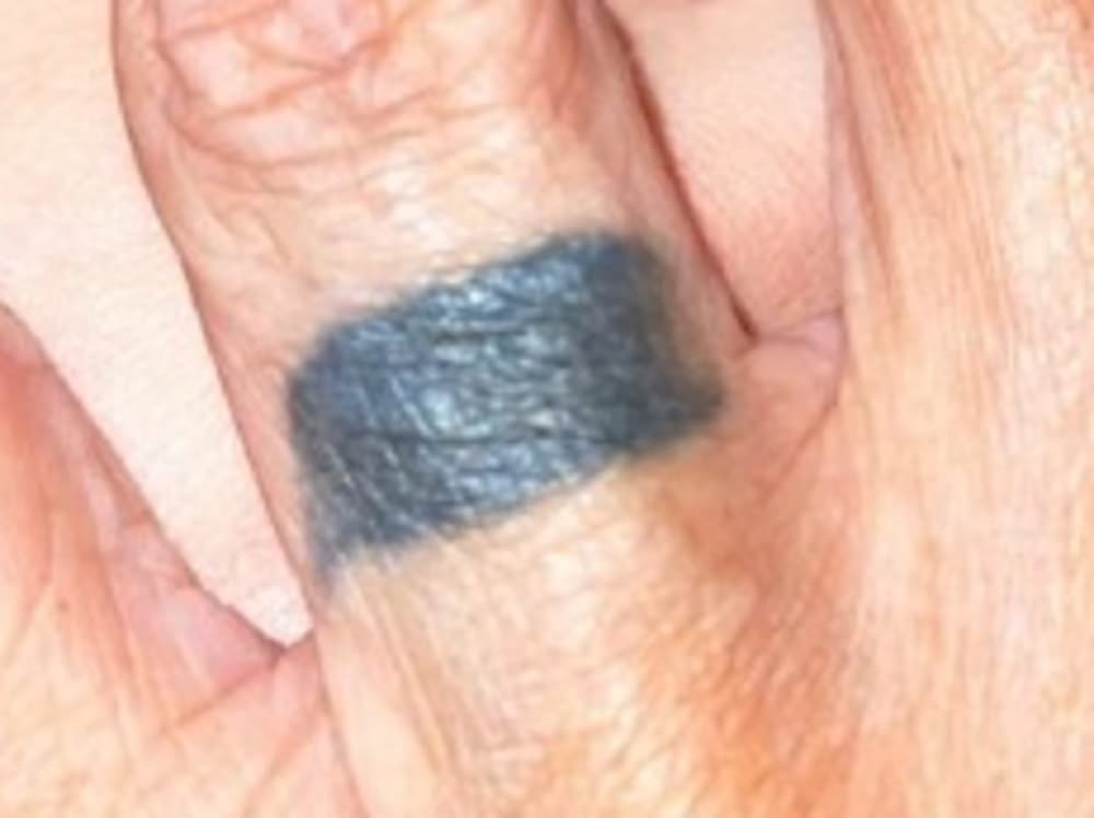 En la imagen publicada por Ferreira también aprecia el tatuaje en forma de banda que Marc tiene en el dedo anular izquierdo, el cual se hizo para cubrir las letras 'JLA' que se puso en honor a JLo.
<br>