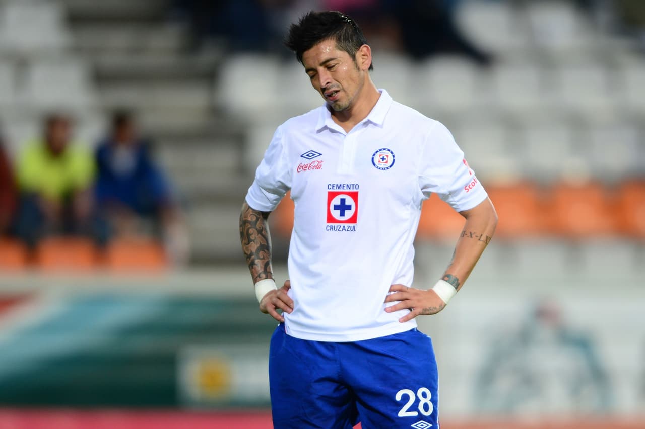 El caso más reciente es el de Rogelio Chávez, quien tras jugar varios años con Cruz Azul tuvo que salir por la puerta de atrás para incorporarse al Melgar de la Liga Peruana. El defensor no tuvo cabida en el plantel celeste y tuvo que buscar dónde jugar fuera de México.