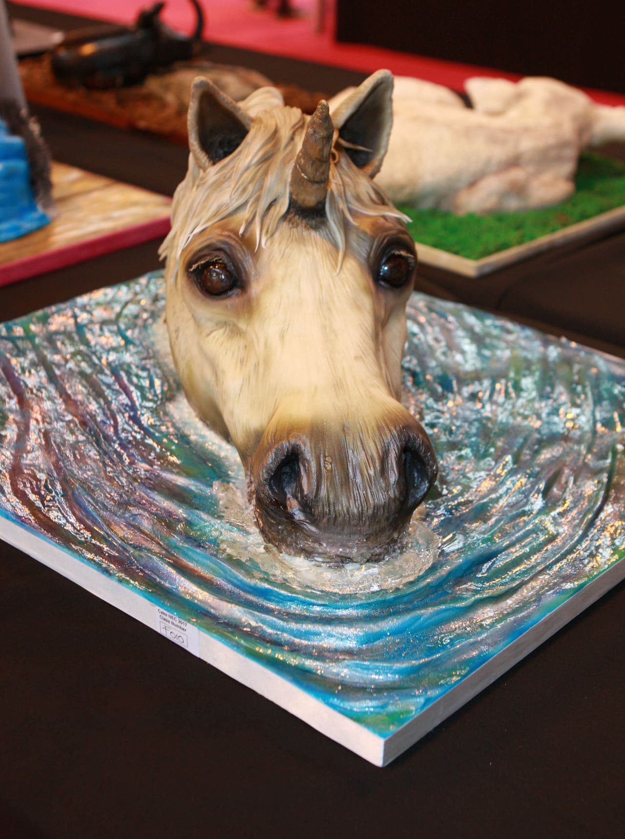 La competencia de pasteles mundial, Cake International, exhibió pasteles que llevan la decoración culinaria a lugares inesperados, con repostería en forma de personajes de películas, pájaros, perros y hasta un bebé. El show se llevará a cabo del 17 al 19 de marzo en Birmingham, Inglaterra.