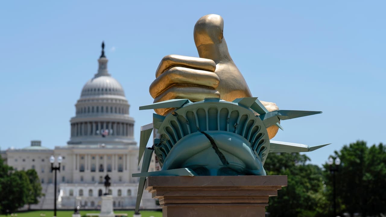 Aparece nueva escultura contra Trump en el National Mall; recuerda su baile con Epstein
