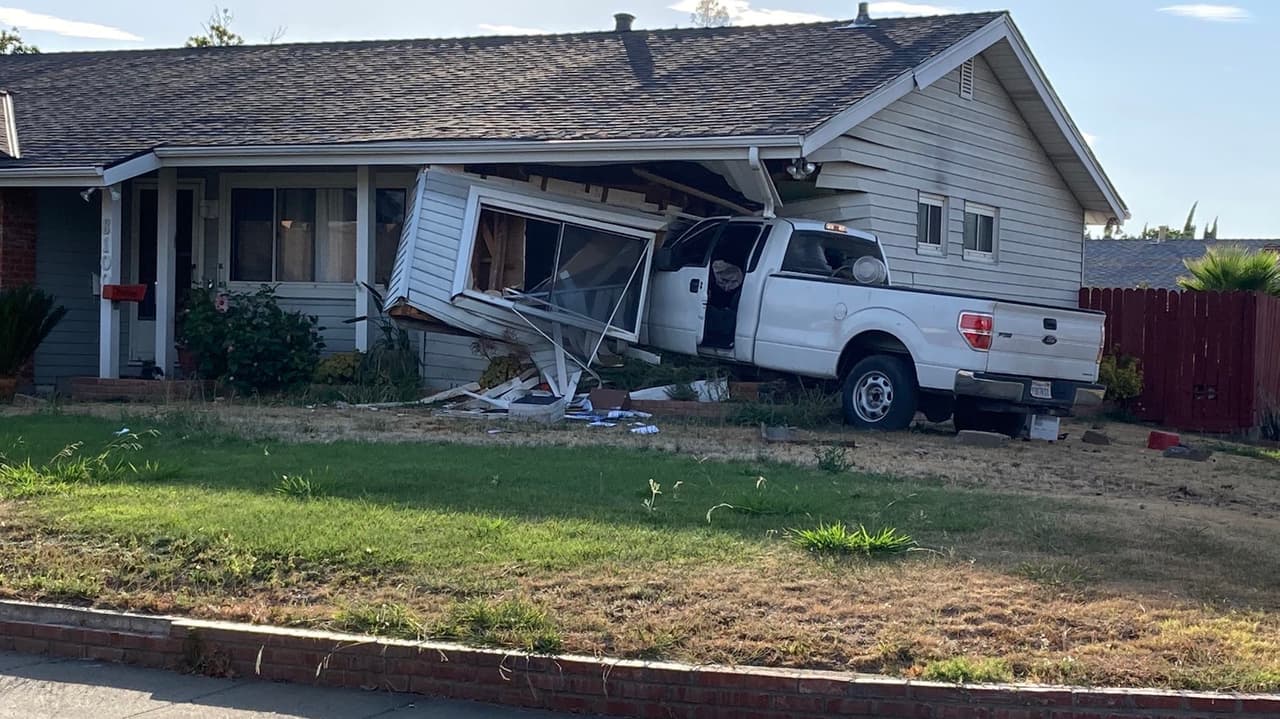 Mujer intenta escapar de la policía y termina estrellando contra una casa