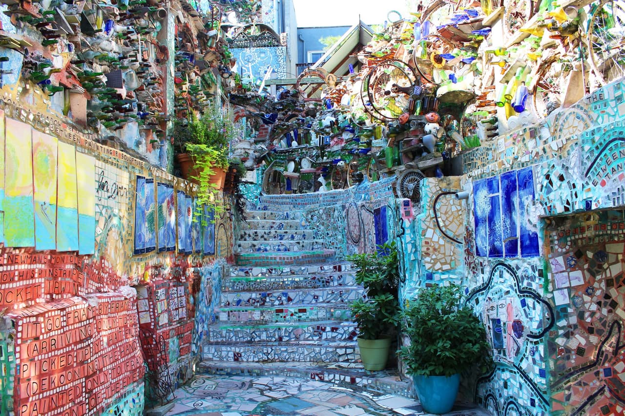 <b><a href="https://www.phillymagicgardens.org/event/valentines-day-tour/?sd=1644796800" target="_blank">Valentine’s Day Tours at Philadelphia’s Magic Gardens (14 de febrero)</a></b>: Escuche la historia de amor del creador de Magic Gardens de Filadelfia, Isaiah Zagar, y su esposa Julia, durante este recorrido, que también aborda otros detalles románticos de la galería interior/exterior única en Filadelfia.