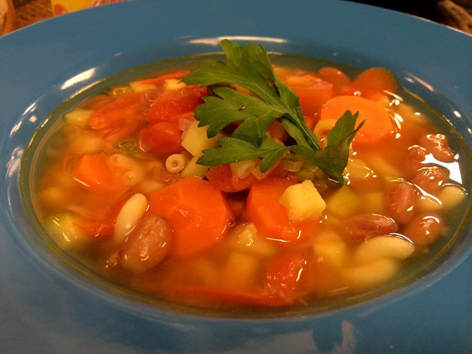 Chef Oropeza nos enseña a preparar una rica sopa de pasta con frijoles bayos y vegetales.