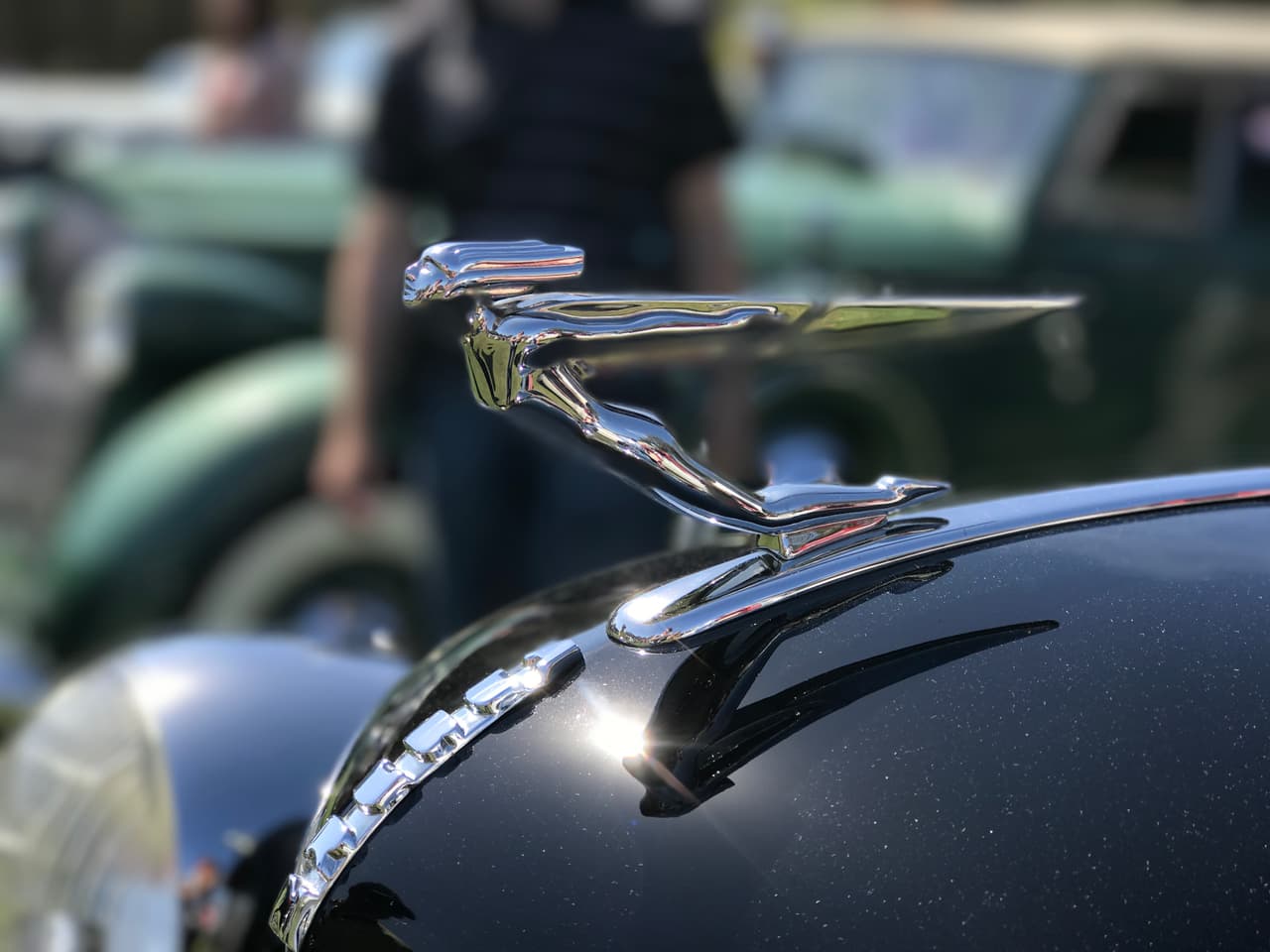 Esta mujer alada en el mejor estilo del Art Deco pertenece a un
<b>Auburn 852 S/C Boattail Speedster de 1936</b>. Como todo auto deportivo de pretensiones deportivas de esa época el ornamento parece estar desplazándose a una velocidad extraordinaria.