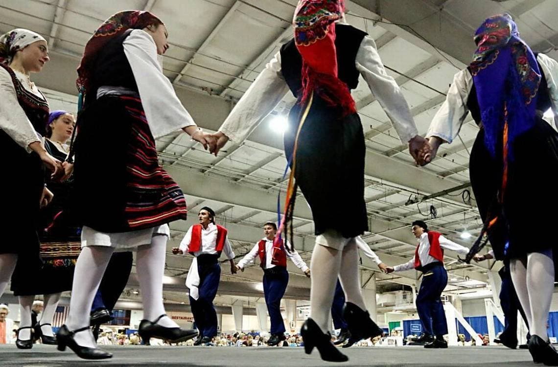 <b><a href="https://raleighgreekfestival.com/">40th Annual Raleigh Greek Festival (23 al 25 de septiembre)</a></b>. Una tradición en Raleigh desde 1982, el Festival Griego de Raleigh, presenta música en vivo y bailes folclóricos tradicionales, además de todas las opciones de comida auténtica que podrías pedir.