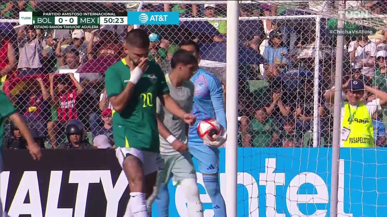 ¡CERCA! Carlos Melgar disparó que se estrella en el poste.