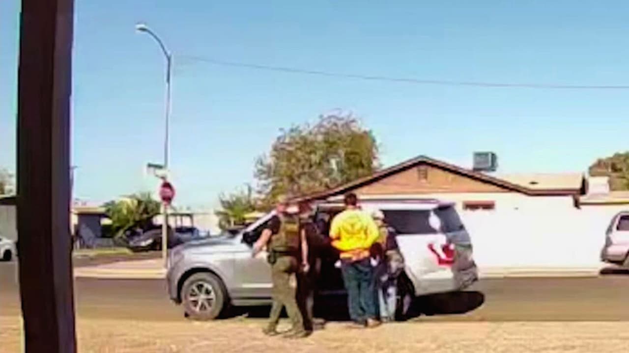 "Como si fueran basura": Captan el arresto de ICE a al jardinero hispano Marcos Hidalgo en Chandler