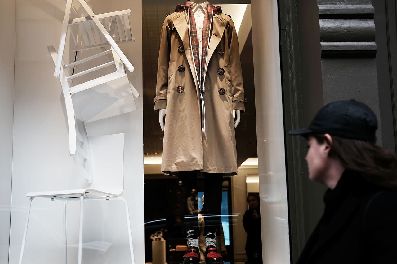 Marca de lujo quema mercancía con valor de $38 millones con tal de que no sea puesta en descuento