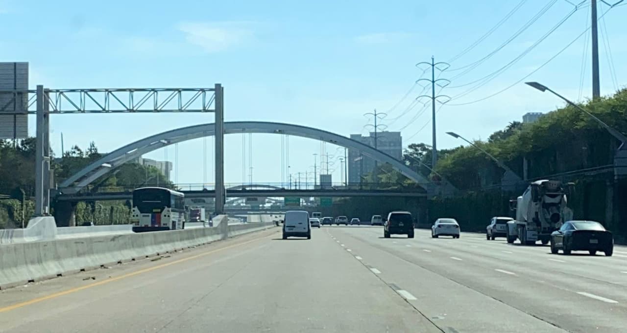 Las horas con menos tráfico el 23 y 24 de noviembre son: antes de las 8am y después de las 8pm.