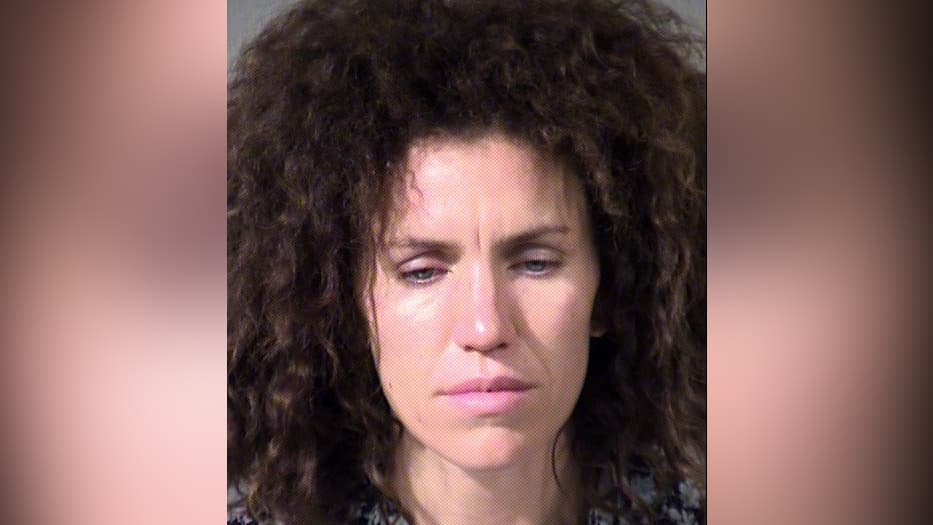 Mujer enfrenta cargos por dejar a su hijo de 2 años solo en un muelle mientras ella se emborrachaba