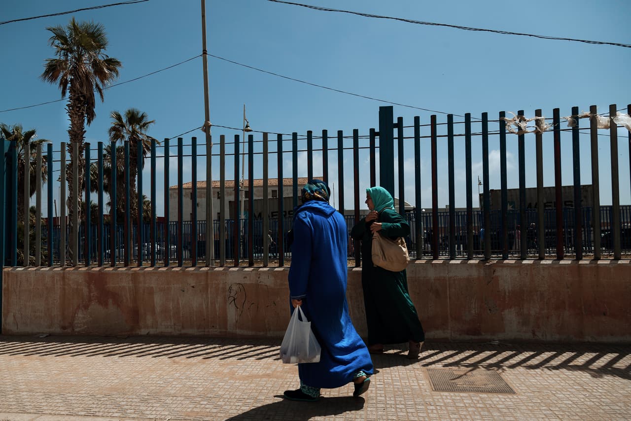 Al interior de la barda habita una mezcla de culturas única. Sus habitantes, algunos árabes y otros católicos, conviven con migrantes legales e ilegales que esperan seguir su camino al continente europeo. En la fotografía, dos mujeres musulmanas caminan cerca de la frontera del Barrio Chino.