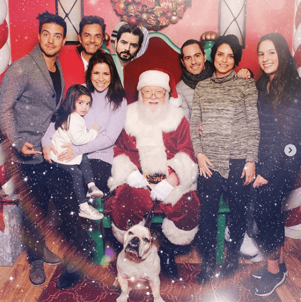 Los integrantes de la familia Derbez también posaron para una postal navideña, aunque el único ausente fue José Eduardo Derbez. Aislinn, a manera de broma, escribió: "Fuimos de pisa y corre al Polo Norte a visitar a Santa, el que más se divirtió fue José Eduardo [...]", para referirse así al montaje que hizo para que en la instántanea apareciera el actor.