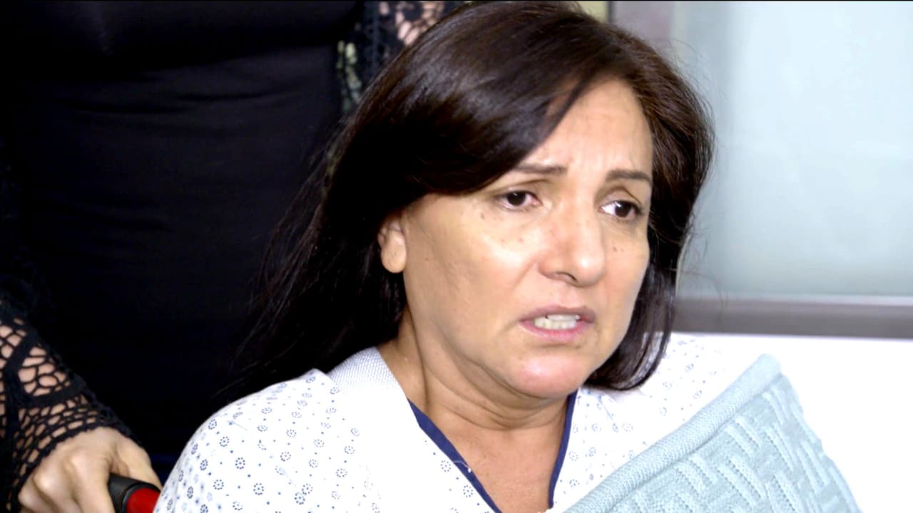 Para su mala suerte, Chayo comenzó a sangrar de su herida y Estela decidió regresar para que la atendieran.