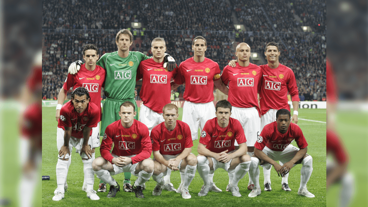 <b>El XI del Manchester United</b>
<br>El equipo dirigido por Sir Alex Ferguson salió con este equip inicial: Edwin van der Sar, Wes Brown, Rio Ferdinand, Nemanja Vidić, Patrice Evra, Michael Carrick, Paul Scholes, Owen Hargreaves, Cristiano Ronaldo, Wayne Roone y y Carlos Tévez.
