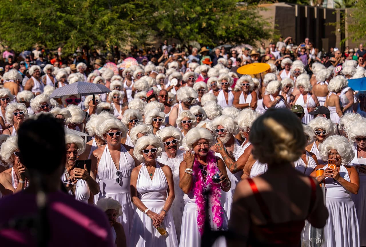 Para romper el récord mundial previo, los organizadores pidieron a las personas interesadas en participar que se registraran. Entonces, cada una recibía un paquete que incluia un vestido blanco, la peluca platinada, lentes de sol y una copa de martini.