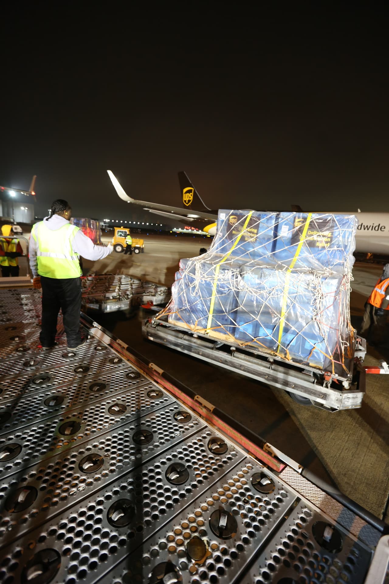 El cargamento incluye 2 millones de mascarillas respiratorias, 11,000 trajes protectores y 280,000 guantes.