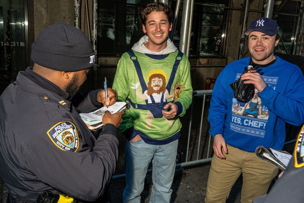 La 
<b><a href="https://www.univision.com/local/nueva-york-wxtv/santacon-2022-reunen-miles-personas-disfrazadas-santa-claus-manhattan-nueva-york" target="_blank">tradicional celebración del SantaCon</a></b> en la ciudad de Nueva York concluyó este sábado 14 de diciembre con varios participantes citados por la policía, acusados de infringir la ley que prohibe 
<b>consumir alcohol</b> en las calles.