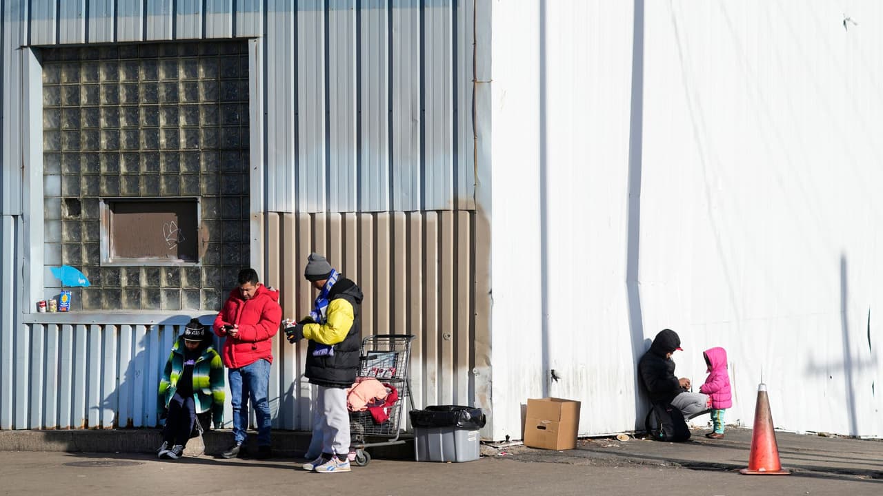 Migrantes frente a un refugio en el barrio de Pilsen de Chicago, el martes 19 de diciembre de 2023.