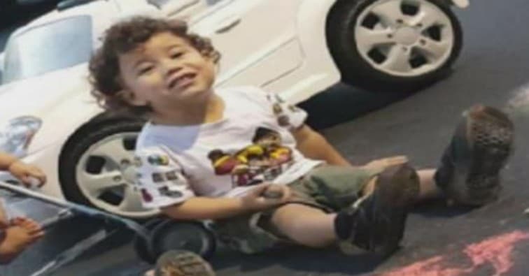 Steven Figueroa de tres años de edad murió tras recibir
<b> <a href="https://www.univision.com/chicago/wgbo/noticias/asesinatos/presentan-cargos-contra-la-madre-del-pequeno-de-3-anos-que-murio-en-elk-grove-village-video">intensos golpes en el área del abdomen. </a></b>La madre del niño, Joy Ramos, de 22 años, enfrenta cargos por cargos por asesinato en primer grado, y dos cargos más por maltrato de menores.