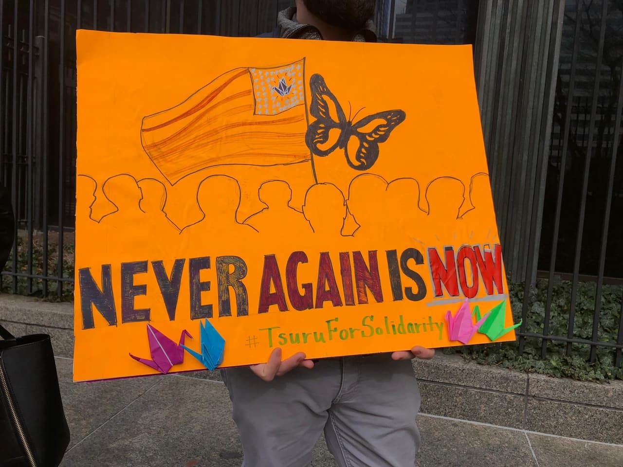 “
<b>No es solo su obligación moral mantener a las familias fuera de esta prisión, sino su responsabilidad legal</b>”, indicaron en medio de una manifestación frente a las instalaciones del Departamento de Servicios Humanos en Filadelfia. 
<br>
<br>
<br>