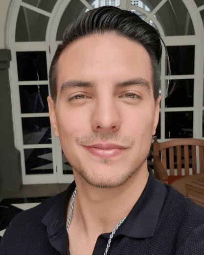 Actualmente, Derbez es un talentoso músico e histrión que ha agregado a su trayectoria exitosas películas como ‘Dulce familia’, ‘Veinteañera, divorciada y fantástica’, ‘Como si fuera la primera vez’ y ‘El mesero’.