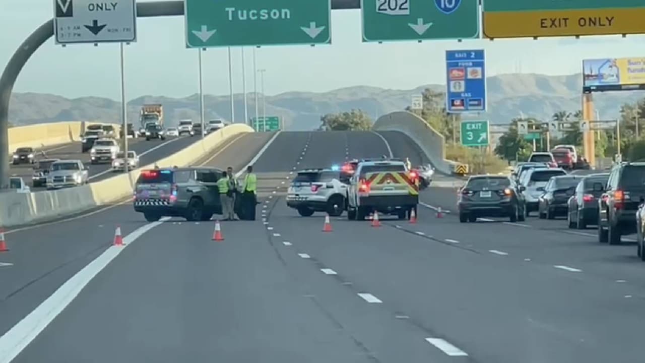Policía de Phoenix detiene a un sujeto sospechoso de robo de auto; hay cierre de calles