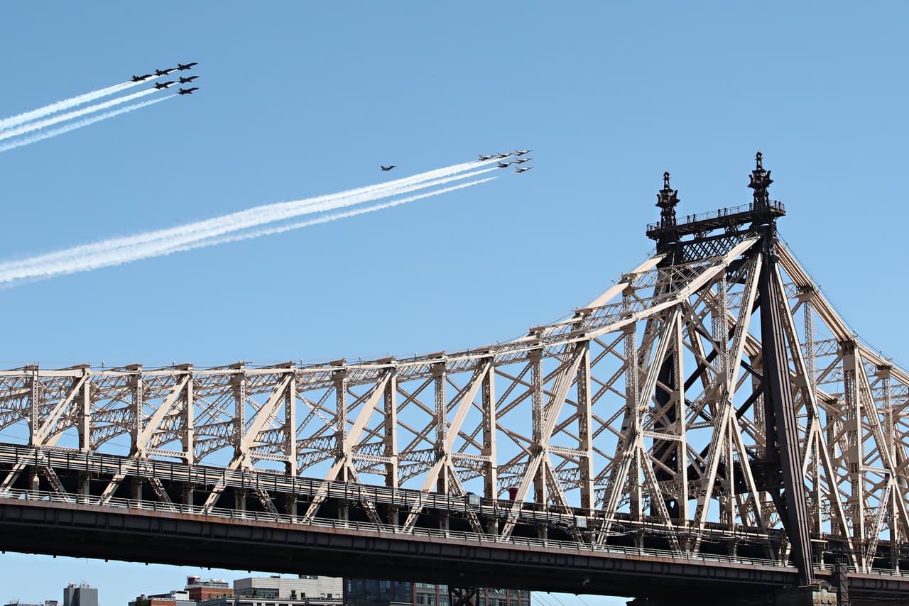 Los aviones vistos detrás del puente Ed Koch Queensboro de Nueva York.