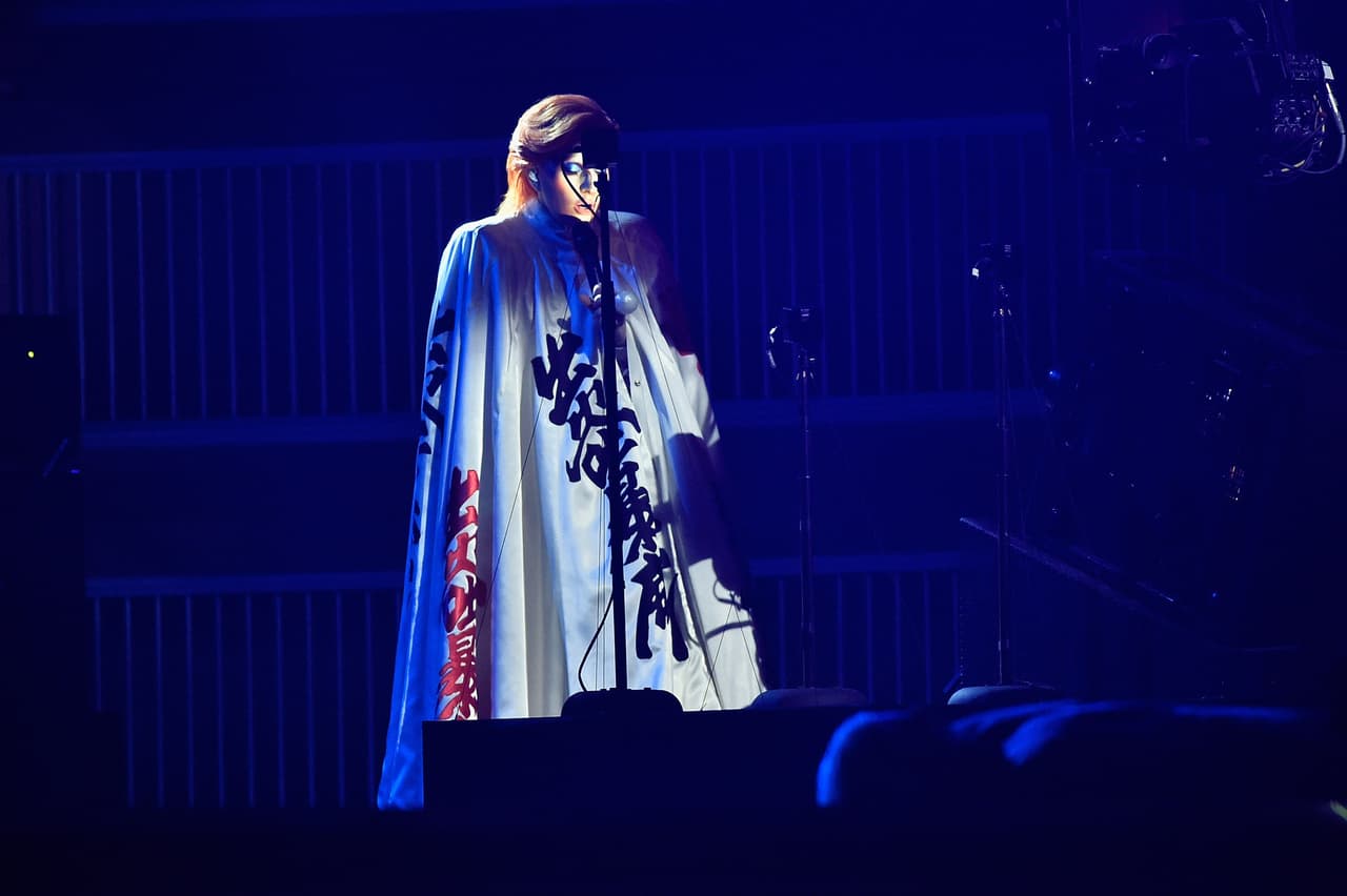 Lady Gaga interpretó 'Hero', 'Rebel, Rebel' y 'Space Oddity'.