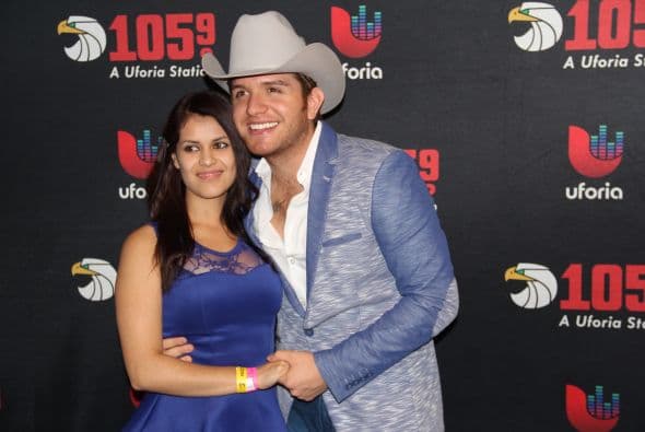 El Dasa no solo deleitó a sus fans con su voz y carisma, también compartió con ellos tomándose fotos antes del concierto. 