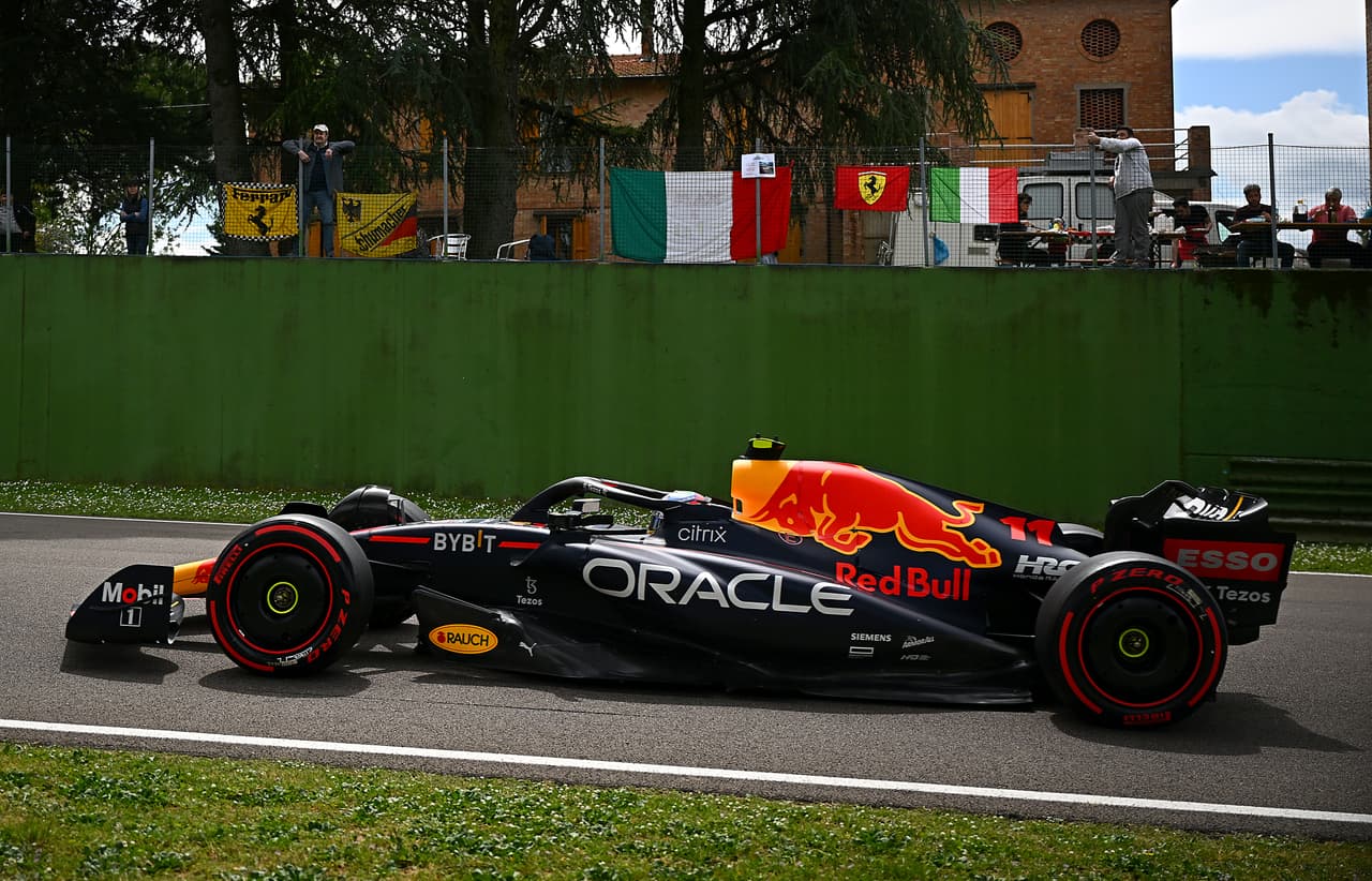 El mexicano Sergio Pérez pasaba junto a banderas italianas, elementos que sin duda le recuerdan a la bandera de México.