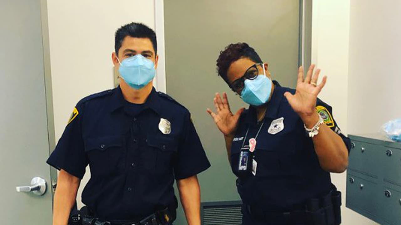 En medio de la pandemia del coronavirus, Mike Skully de Apple Towing donó mascarillas para oficiales de la policía de Houston.