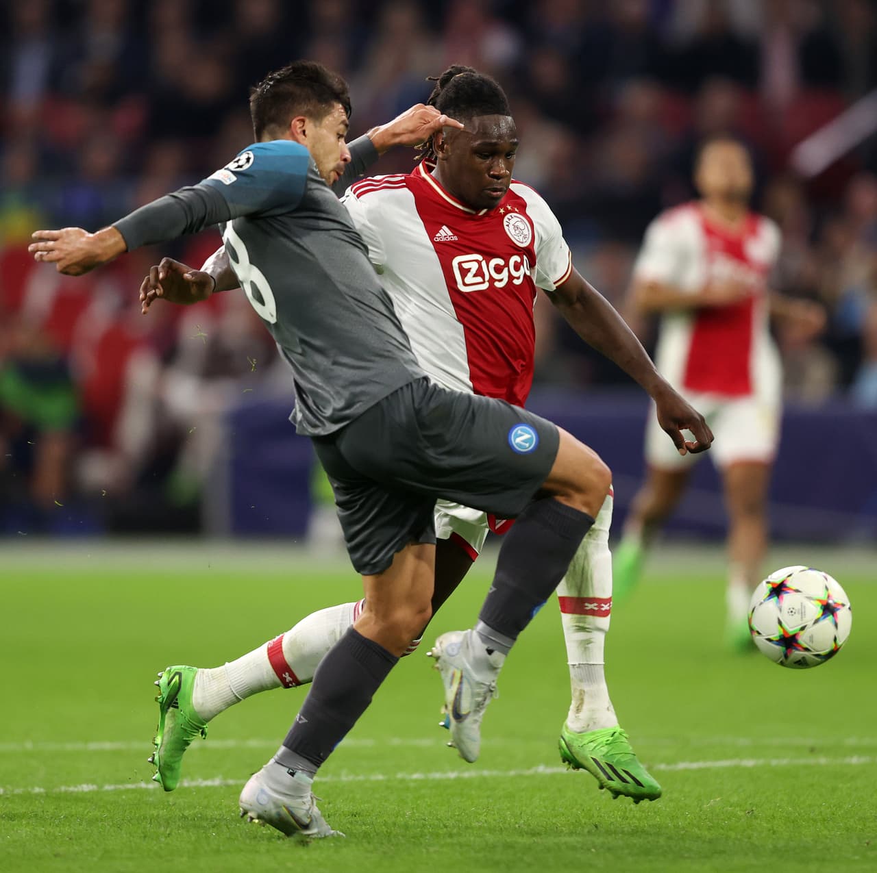 Napoli aplastó al Ajax a domicilio y lleva paso perfecto en la Champions League.