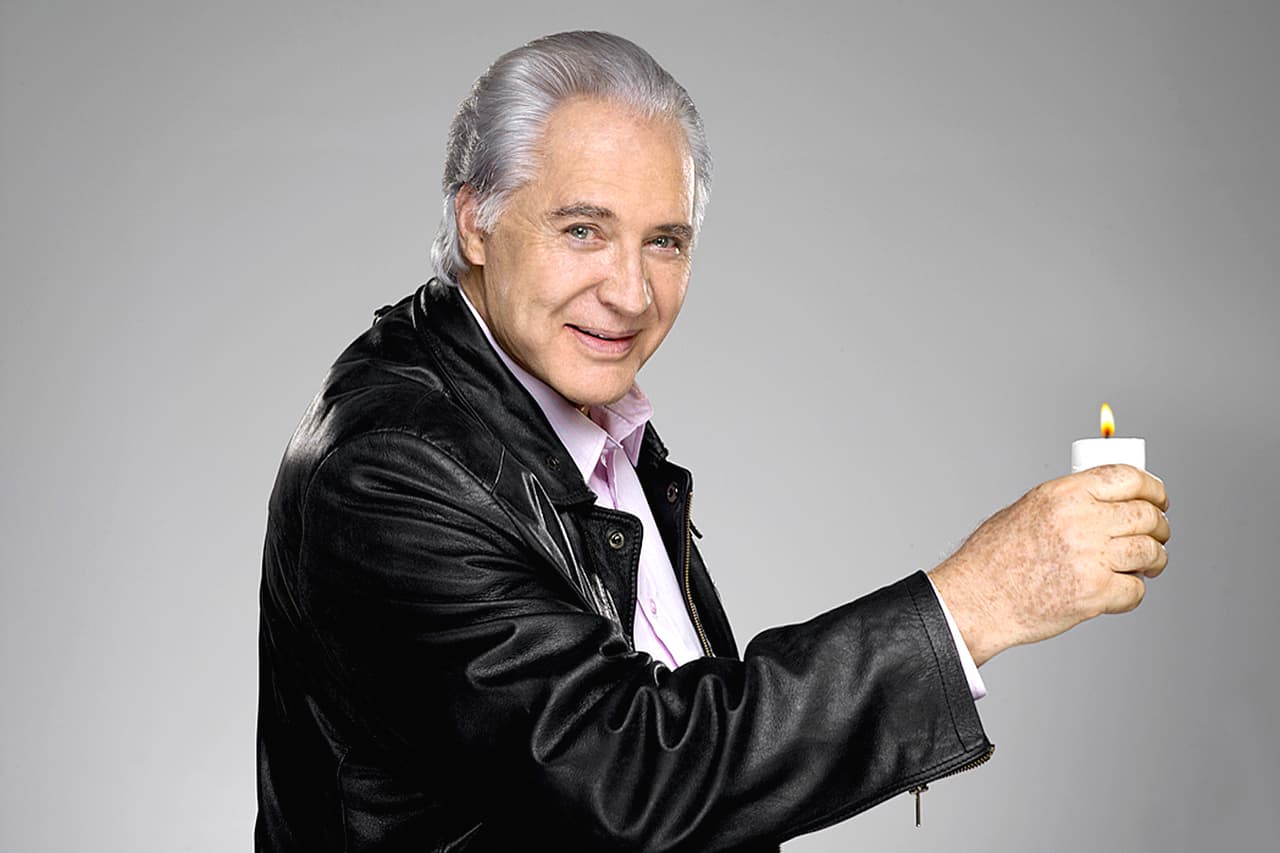 El actor también cantó a finales de la década de 1970 y se lanzó como cantante. Grabó un LP con los temas 'No llores más' y 'Destinos' aunque en 1982, abandonó esta faceta.
<br>