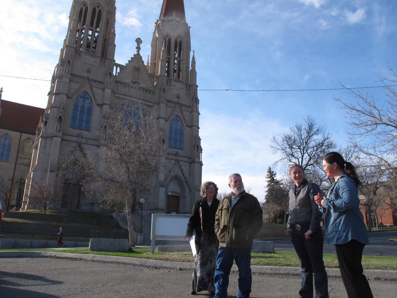 Feligreses se reúnen después de la misa frente a la Catedral de Santa Elena en Helena, Montana, el domingo 26 de abril de 2020.