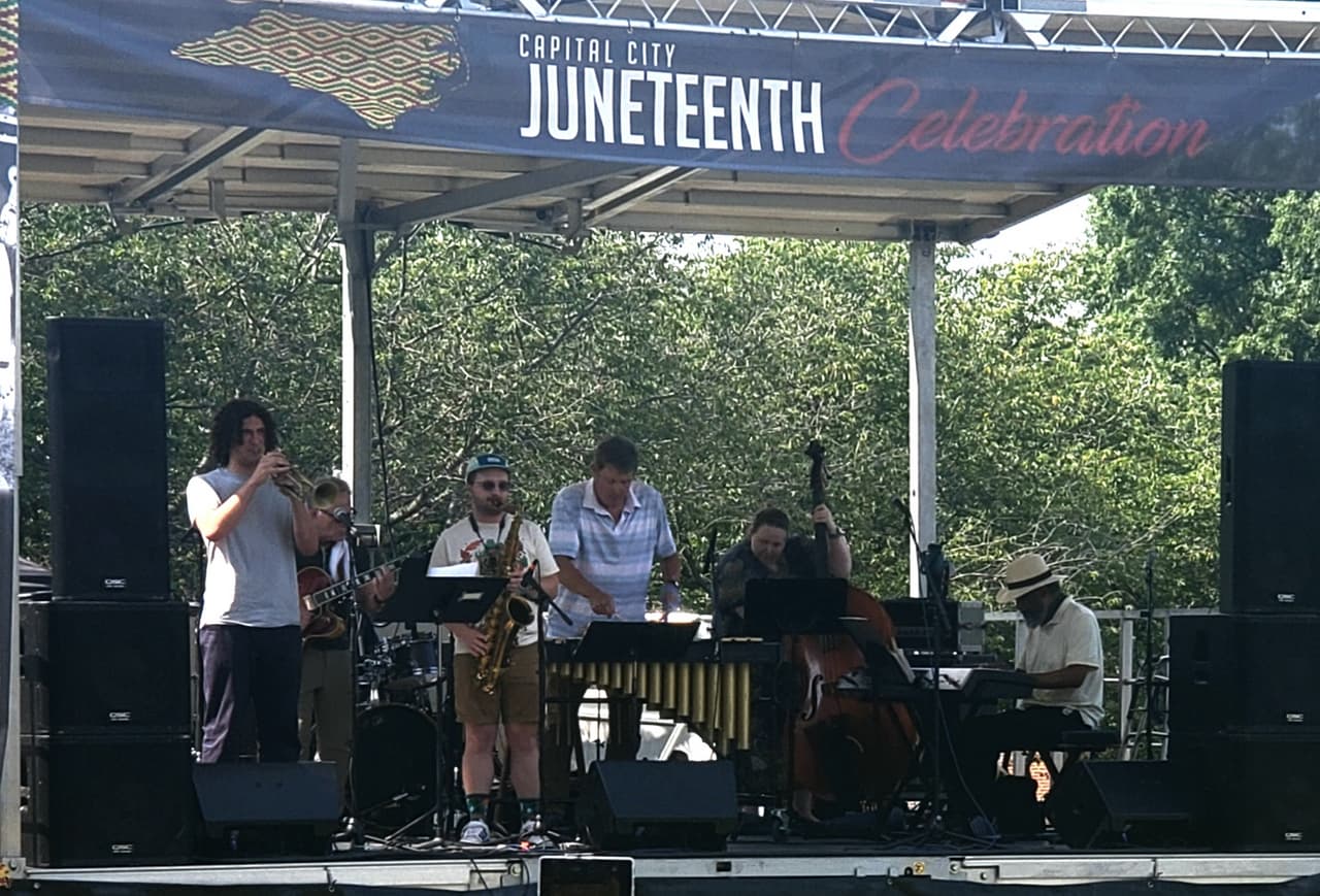 <b>Evento</b>: Capital City Juneteenth Celebration
<br>
<b>Fecha</b>: 15 de junio
<br>
<b>Lugar</b>: Dorothea Dix Park
<br>
<b>Sitio web</b>: 
<a href="http://www.juneteenthraleigh.org/">http://www.juneteenthraleigh.org/</a> 
<br>
<br>Conmemoración de la abolición de la esclavitud en los Estados Unidos. El evento cuenta con oradores, artistas, intérpretes históricos, música y más.