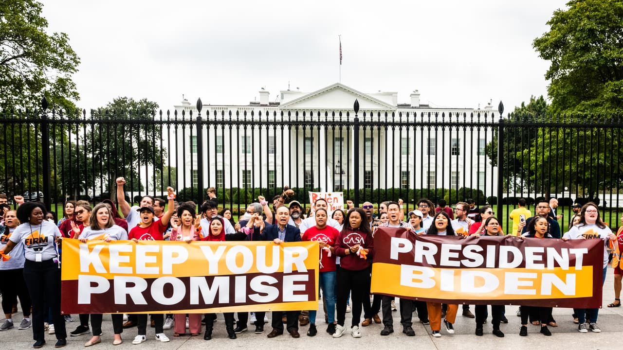 Alrededor de 100 activistas inmigrantes se manifestaron en la acera de la Casa Blanca, bloqueando el paso con pancartas que expresaban: "Presidente Biden, cumpla su promesa" y frente a unos 200 espectadores.