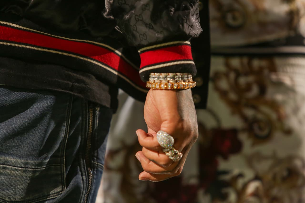 Anuel AA también llama la atención por la cantidad de pulseras que usa. ¿Su secreto? "Siempre busco las que más brillen. Me gusta que se vean", detalló.