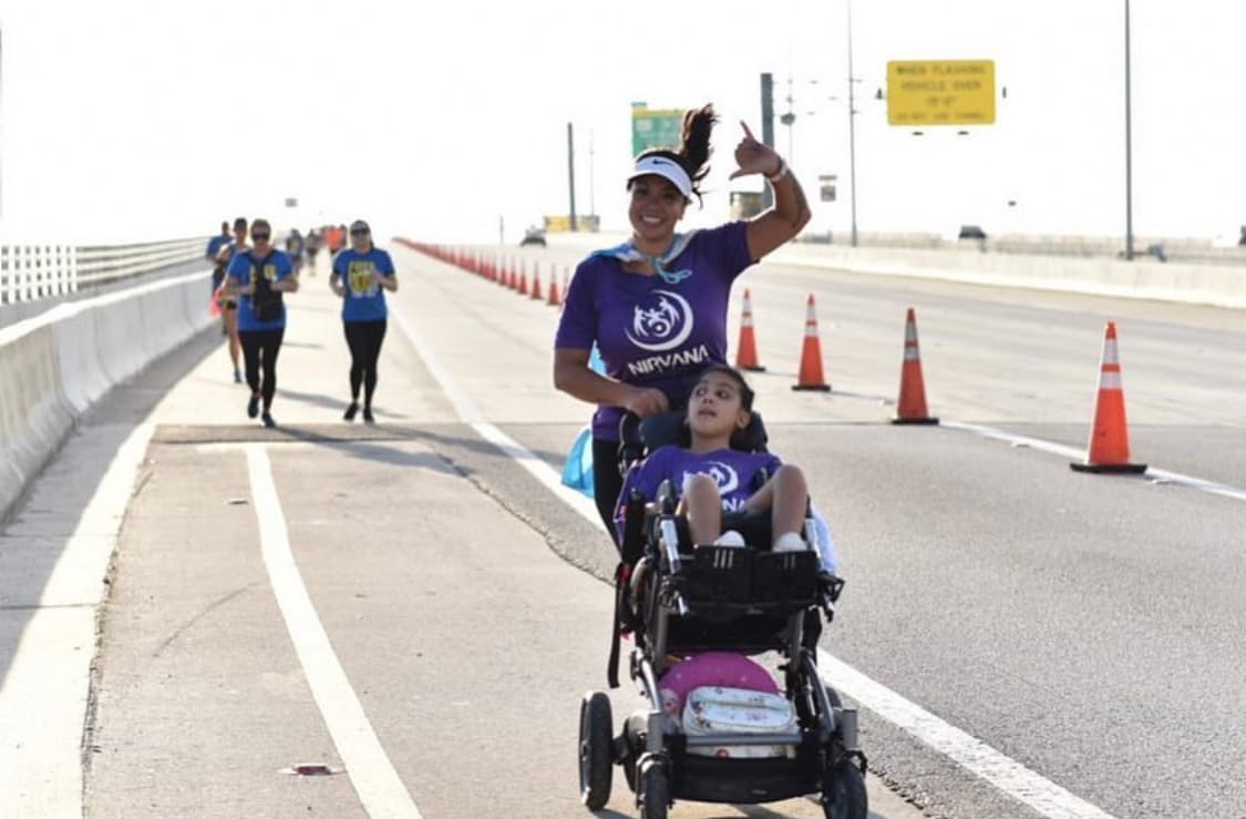 Otros atletas empujaron el coche de sus hijos para juntos llegar hasta la meta.