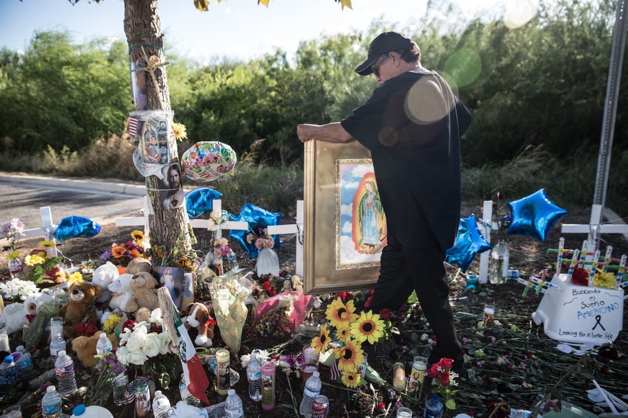Entre las ofrendas también hay cuadros con imágenes de la virgen. Este jueves, una persona se acercó a las organizadoras de los novenarios, todas mujeres, para decirles que estaría dispuesta a donar dos vírgenes de cerámica que incluso ha decorado con flores.