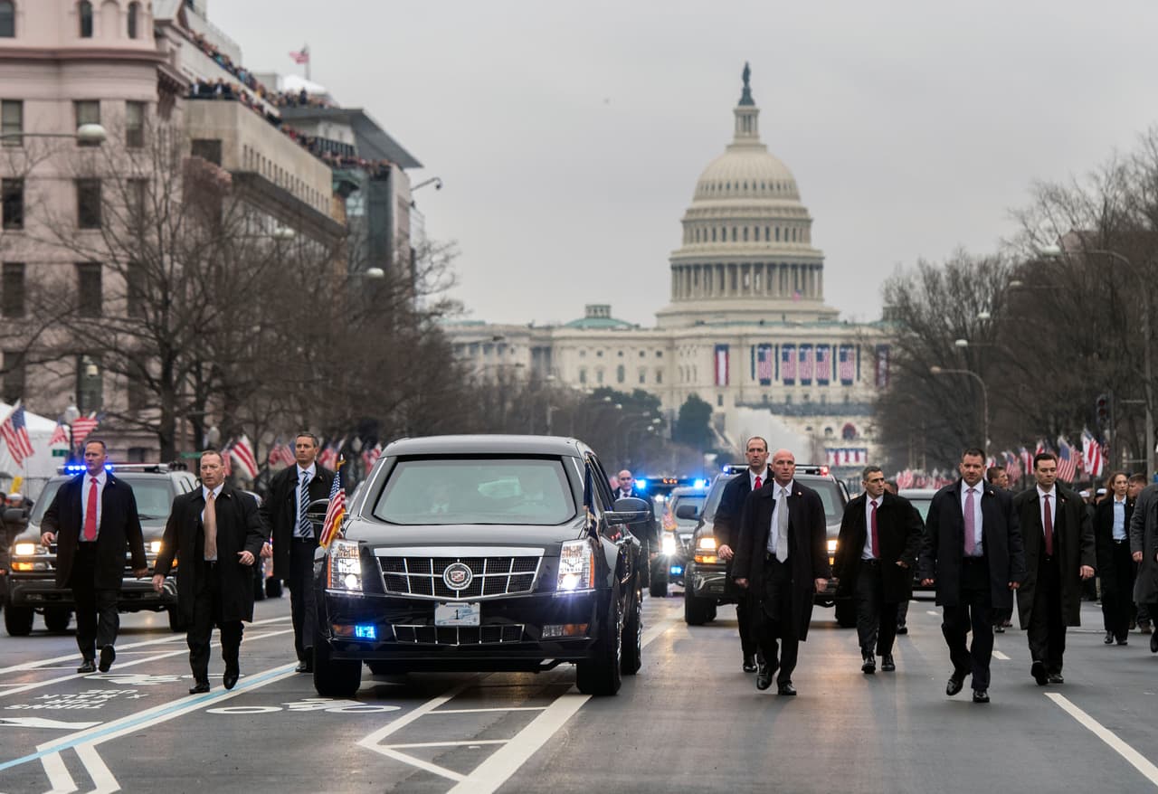 Hay casos en las que los agentes del servicio secreto también les toca acompañar a pie a la limusina del presidente de Estados Unidos, pero casi siempre se trata de apariciones públicas y ocaciones más solemnes en las que en vehículo 
<b>no va a gran velocidad</b>.